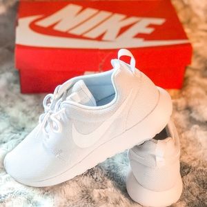 NEW IN BOX NIKE ROSHE ONE IN WHITE/PLATINUM. 10.5W